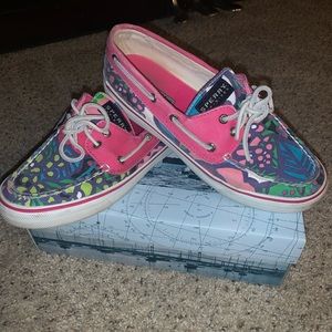 Women’s 7.5 floral printed Sperry shoes.